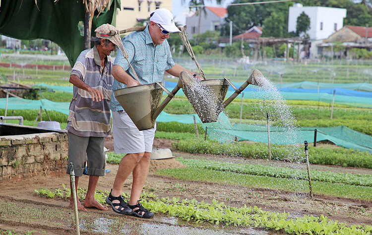 Du khách quốc tế thích thú với trải nghiệm làm nông dân tại làng rau Trà Quế, Hội An, Quảng Nam..