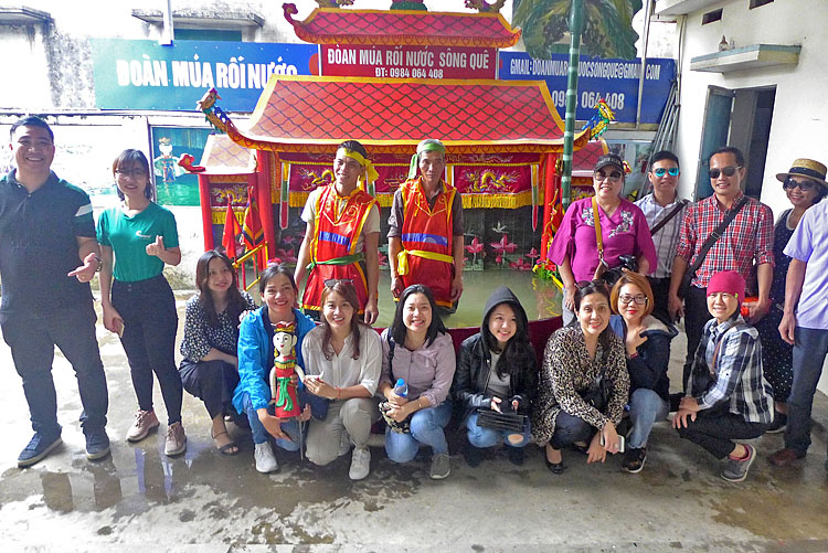 Đoàn Famtrip “Độc đáo Nam Định” do Ecohost Travel tổ chức thăm và giao lưu với các nghệ nhân Đoàn múa rối nước Sông Quê, huyện Nam Trực, tỉnh Nam Định. Ảnh: T.C