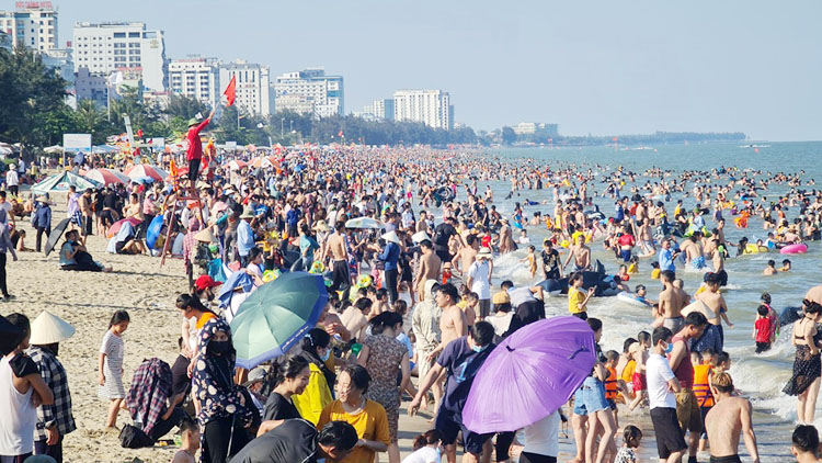 Nhiều bãi biển kín người trong dịp nghỉ lễ 30/4 - 1/5.