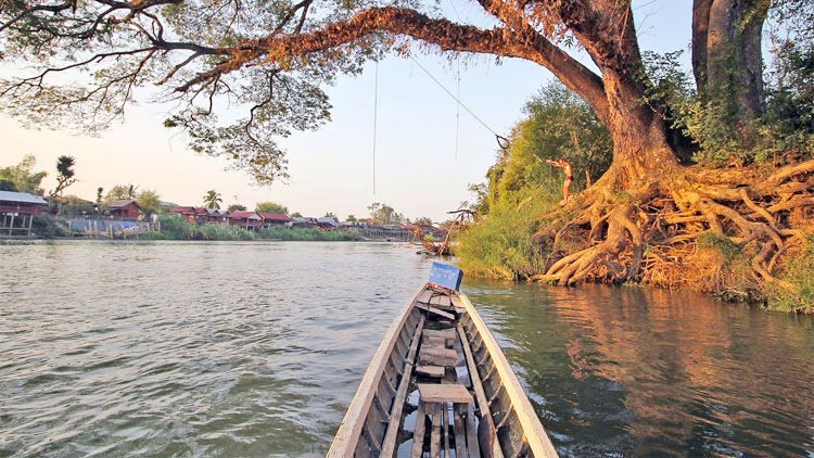 Du khách trải nghiệm trên dòng Mekong.