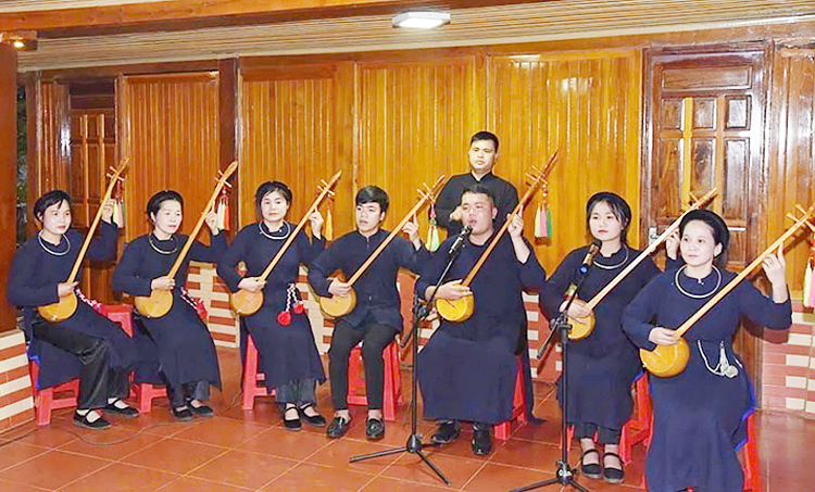 Đến với Quỳnh Sơn, du khách sẽ được nghe những làn điệu hát then nhẹ nhàng, trầm ấm, du dương.