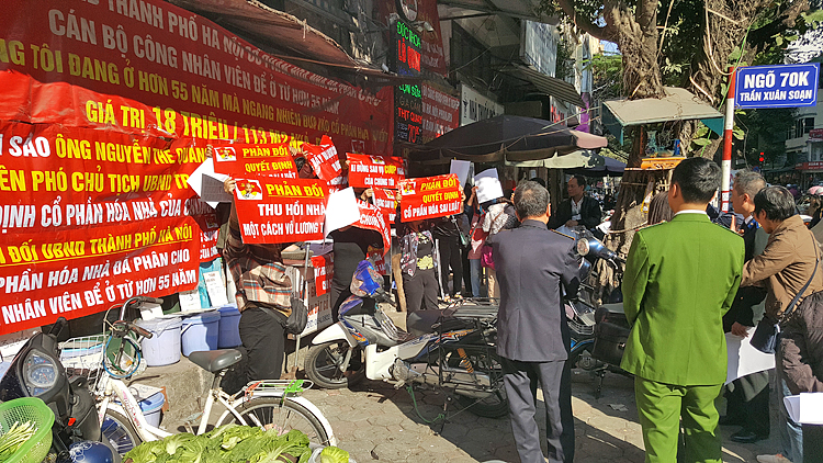 Người dân căng băng-rôn phản đối phán quyết của Tòa và Xí nghiệp Kim Hà Nội.