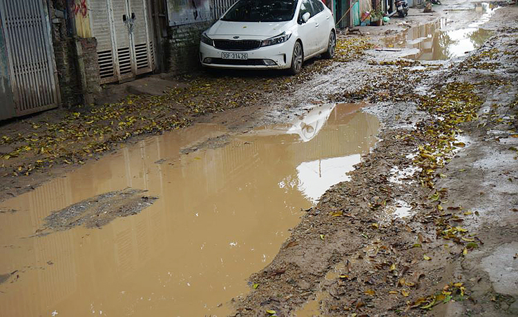 Đường Đê Quai sụt lún, ngập nước mỗi khi trời mưa.