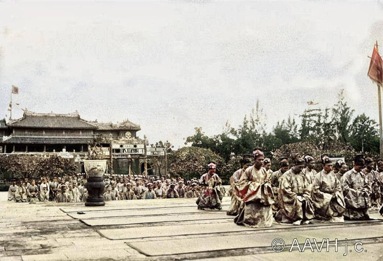 Các quan hành lễ trước Điện Thái Hòa. 