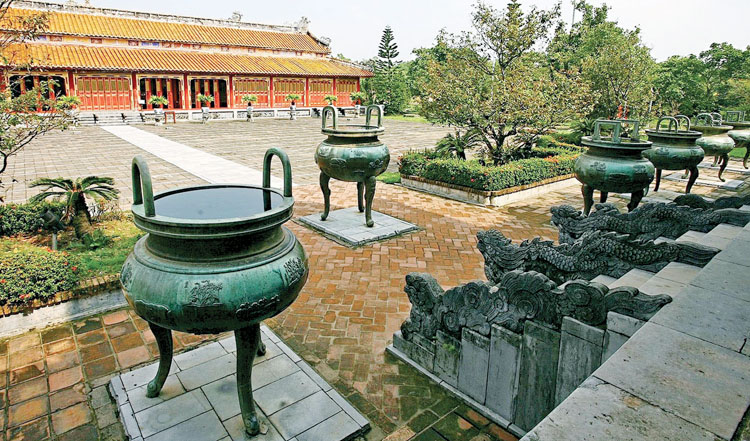 Cửu Đỉnh được vua Minh Mạng ra lệnh đúc vào mùa đông năm 1835 và khánh thành vào ngày 1/3/1837