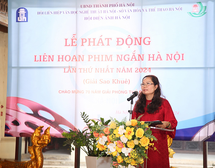 Đạo diễn - NSND Việt Hương - Phó Chủ tịch Thường trực Hội Điện ảnh Hà Nội tuyên bố lý do, giới thiệu quan khách