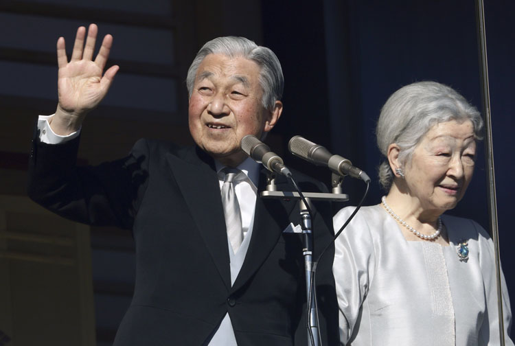 Nhật hoàng Akihito (bên trái).