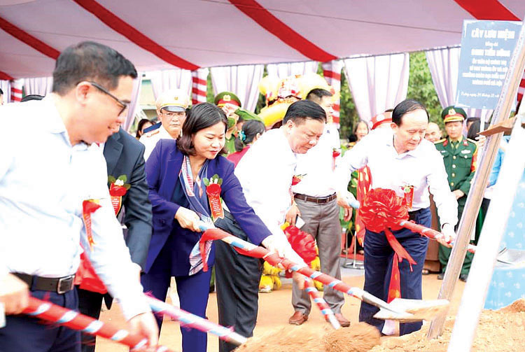 Ông Đinh Tiến Dũng, Ủy viên Bộ Chính trị, Bí Thư Thành ủy Hà Nội và các đại biểu trồng cây lưu niệm.
