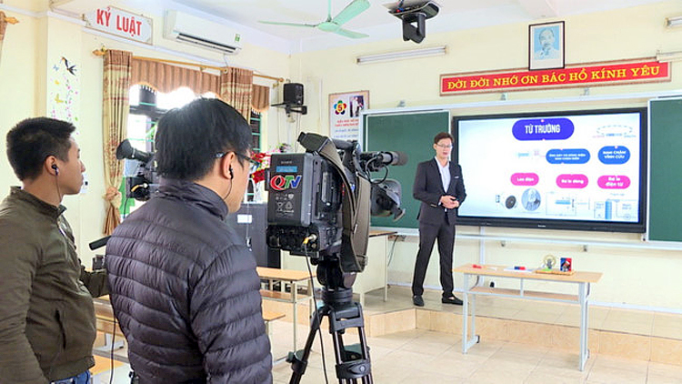 Trung tâm Truyền thông tỉnh Quảng Ninh ghi hình hướng dẫn học sinh ôn tập kiến thức.
