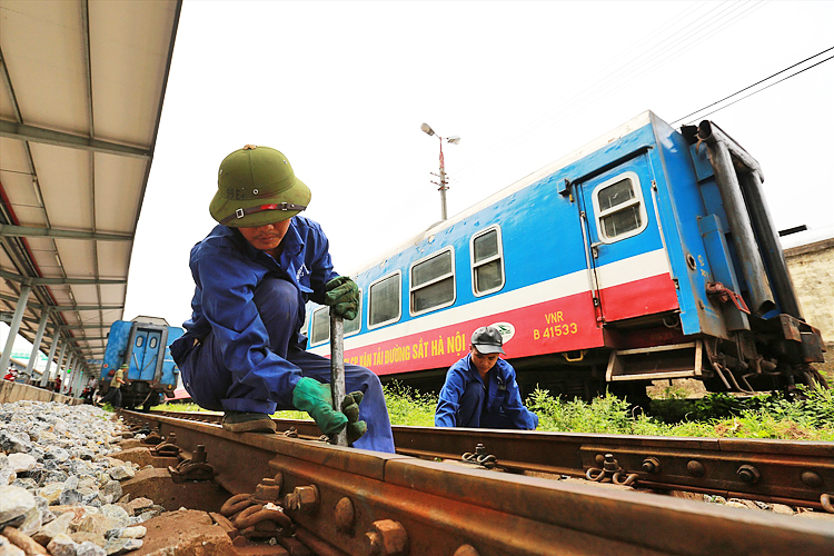 Không có lương nhưng người lao động trong lĩnh vực hạ tầng đường sắt vẫn phải đảm bảo an toàn chạy tàu.