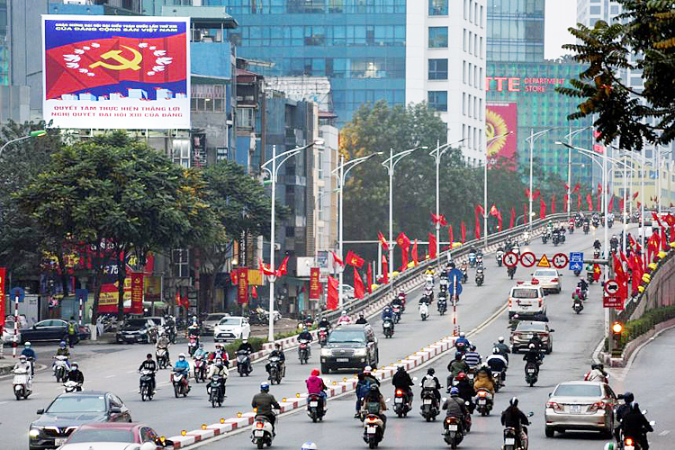 Đường phố Hà Nội được trang trí cờ hoa và biểu ngữ, áp phích chào mừng Đại hội XIII. Ảnh: Reuters.