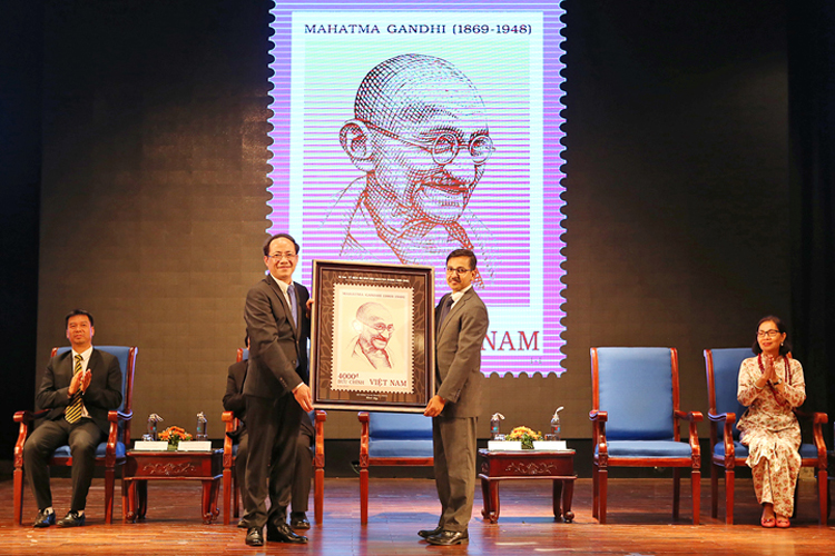 Phát hành bộ tem đặc biệt nhân kỷ niệm 150 năm ngày sinh lảnh tụ Mahatma Gandhi. Ảnh: T.C