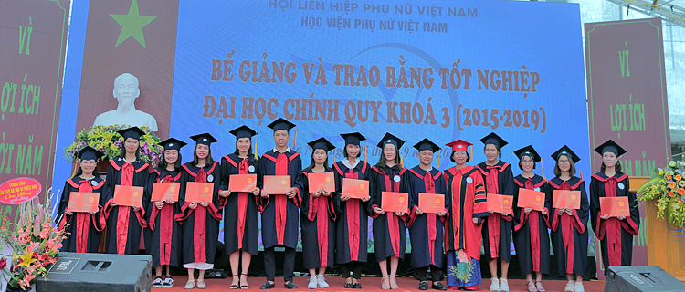 Tiến Sĩ Dương Kim Anh (mũ đỏ), Phó Giám đốc Học viện trao bằng tốt nghiệp cho sinh viên K3 năm học 2015-2019.
