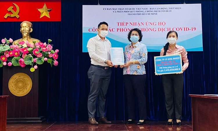 Ông Đỗ Hữu Phước, Giám đốc truyền thông, đại diện Tập đoàn KITA Group trao 700 thùng găng tay y tế công cộng cho Ủy ban Mặt trận Tổ quốc Việt Nam TP.HCM.