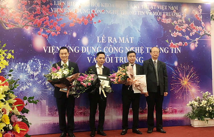 Kiêm Tổng thư ký Liên hiệp Hội Việt Nam TS. Phạm Văn Tân (ngoài cùng bên phải) tặng hoa chức mừng Viện.