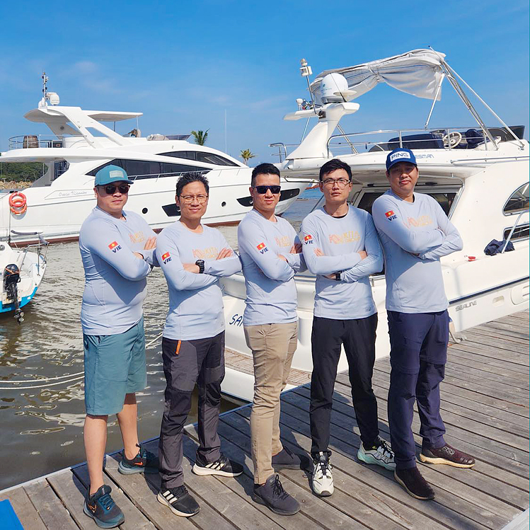 Thành viên Team Tuần Châu tham gia RLIR-2024: Skipper Lê Tiến Dũng; Bowman Nguyễn Việt Hà; Helmsman Vũ Tuấn Anh; Trimmer Bùi Thành Dương, Duy Huynh.