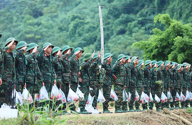 Màu xanh áo lính sáng lên trong bão lũ, đại dịch, lúc nguy nan, và sáng lên cả những khi bình yên.