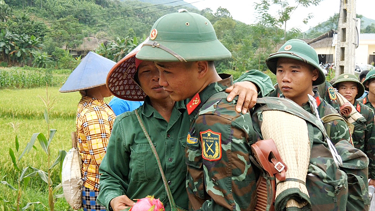 Bà con Làng Nủ lưu luyến chia tay cán bộ, chiến sĩ Trung đoàn 98. Ảnh: Kiên Chương