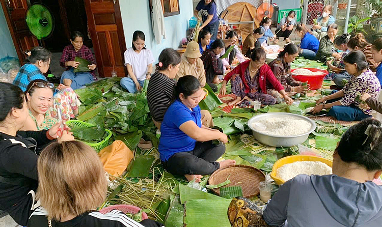 Người dân TP Hồ Chí Minh gửi chút tính cho đồng bào miền Bắc qua những chiếc bánh chưng.