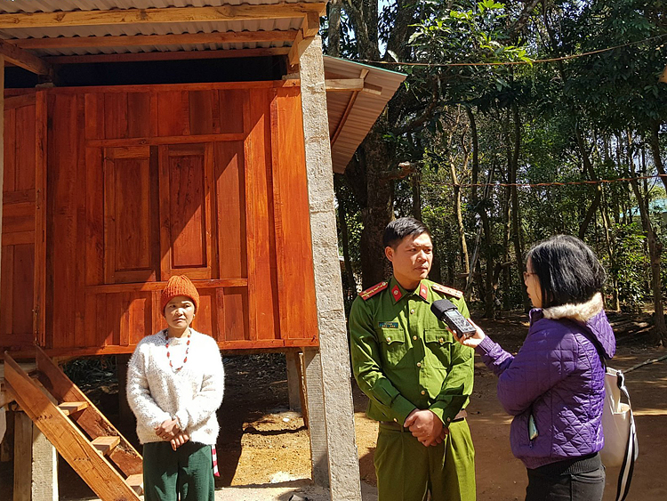 Nhà báo Khánh Phương tác nghiệp ở địa bàn vùng cao, biên giới.