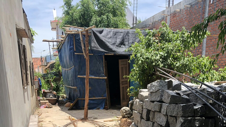 Đêm ngày 25/5/2019, ông Nông đã lén lút tập kết vật liệu, đá xây dựng và dựng lên một ngôi nhà tạm trên phần đất Tòa đã phán quyết giao cho Nguyệt.