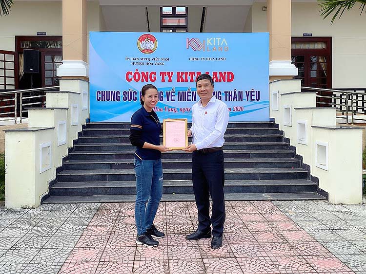 Bà Đặng Thị Thuỳ Trang (Tổng Giám Đốc tập đoàn KITA Group) đại diện công ty chung sức cứu trợ miền Trung