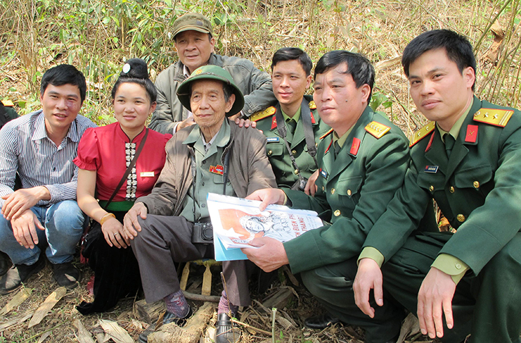 Nhà báo Phạm Phú Bằng (ngồi giữa) trong chuyến thăm lại Tòa soạn báo tiền phương của báo Quân đội Nhân dân, năm 2014. Ảnh: CVNN