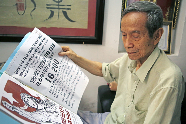Đại tá, nhà báo Phạm Phú Bắng lần giở lại những trang báo cảu 65 năm về trước. Ảnh: T.C