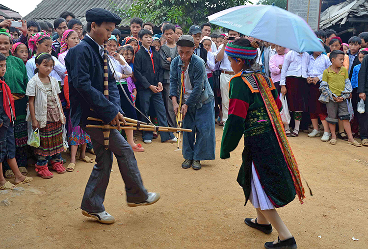 Điệu khèn của chàng trai hòa cùng bước chân cô gái trong điệu múa truyền thống của người Mông.