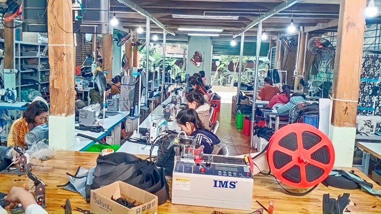 Bên trong xưởng may bằng máy may công nghiệp của HTX dệt thổ cẩm và dịch vụ du lịch Chiềng Châu