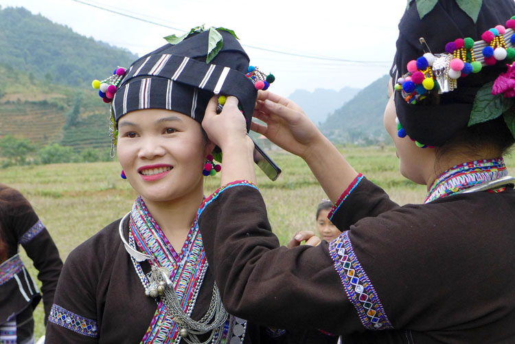 Thiếu nữ Lự mặc trang phục truyền thống, trang điểm thật đẹp, cài hoa lên tóc trong ngày Tết. Ảnh: T.C
