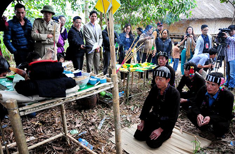 Lễ cúng rừng được tổ chức tại khu rừng thiêng của bản.