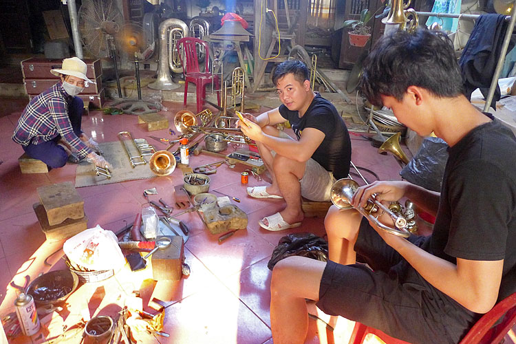 Những người con, cháu của nghệ nhân Nguyễn Văn Cường đều là những người thợ kèn, những nhạc công tài ba. Ảnh: T.C