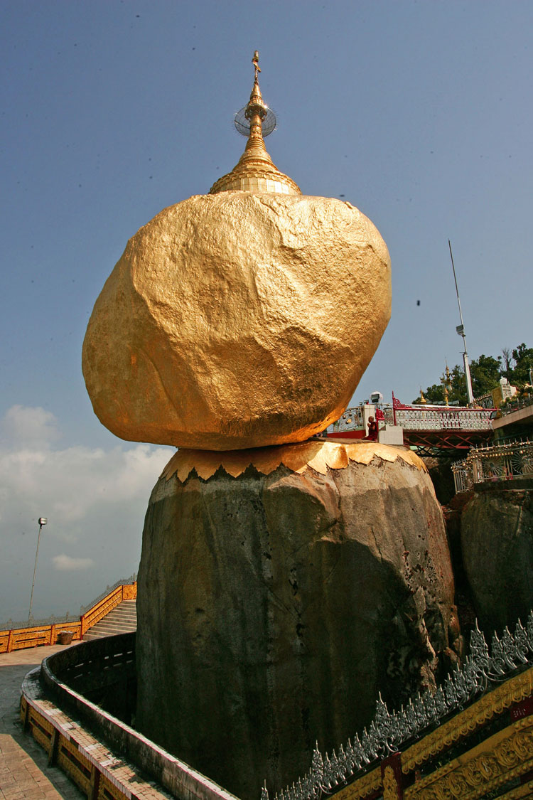 Golden Rock, tảng đá thiêng ở xứ sở chùa vàng. Ảnh: TC