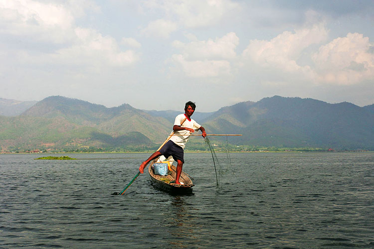 Người đánh cá trên hồ Inle dùng 1 chân điều khiển chiếc thuyền điệu nghệ như nghệ sĩ xiếc trên mặt nước. Ảnh: TC