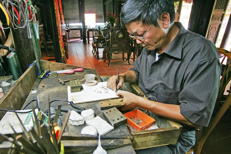 Nghệ nhân Nhân dân Quách Văn Hiểu tâm huyết “giữ lửa” nghề đậu bạc Định Công.