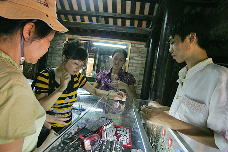Khách tham quan gian hàng đậu bạc của nghệ nhân Quách Văn Hiểu tại Khu du lịch Thiên đường Bảo Sơn.