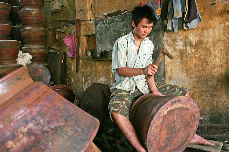Cùng với nồi đồng, các sản phẩm truyền thống như chậu thau, mâm đồng, đồ thờ cúng cũng được chế tác tinh xảo, bán trên khắp cả nước.