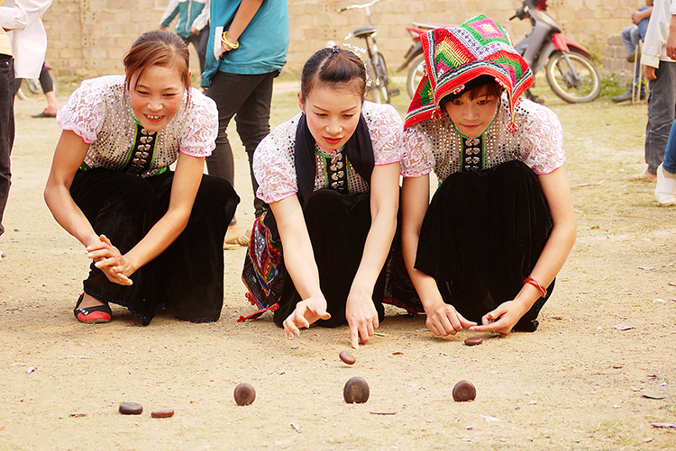 Tó Má Lẹ, một trò chơi dân gian đặc sắc, hấp dẫn của những chàng trai, cô gái Thái ở bản Nà Bó 1, thị trấn Mộc Châu.