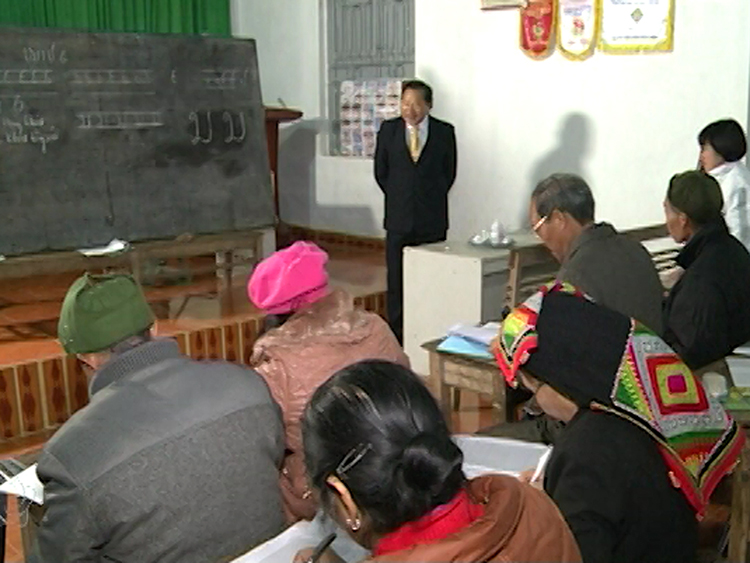 Những học viên của lớp học tiếng Thái đầu tiên tại bản Nà Bó 1, năm 2007 nay đều đã trở thành gióa viên dạy chữ Thái. Ảnh: NVCC.