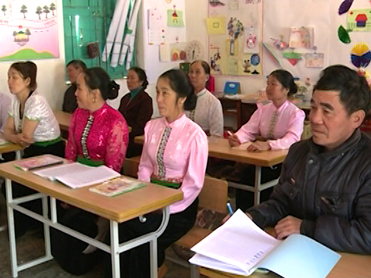 Lớp học tiếng Thái đầu tiên tại bản Nà Bó 1, năm 2007. Ảnh: NVCC