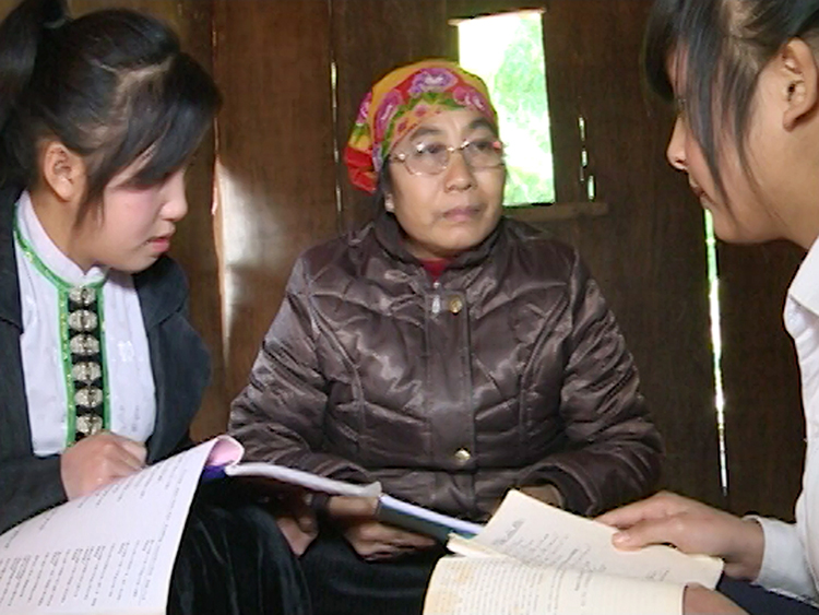 Bà Lường Thị Thay đang dạy tiếng Thái cho các em học sinh. Ảnh: NVCC.