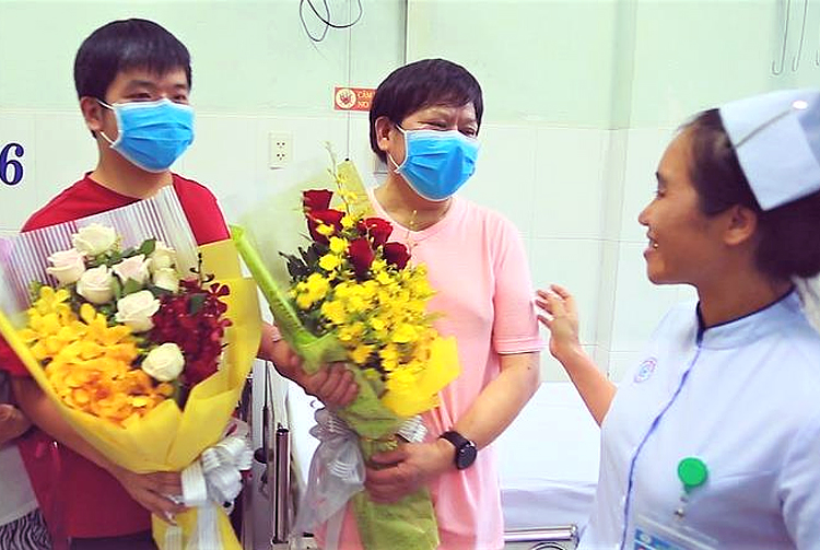 Hai cha con bệnh nhân người Trung Quốc được chữa trị tại bệnh viện Chợ Rẫy.