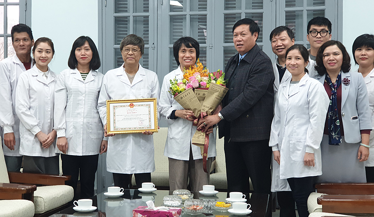 Thứ trưởng Bộ Y tế Đỗ Xuân Tuyên trao bằng khen cho tập thể và cá nhân thuộc viện Vệ sinh dịch tễ Trung ương