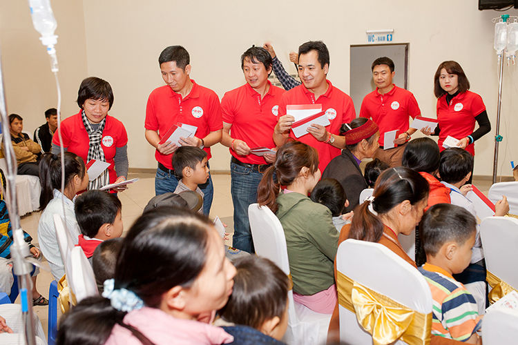 Ngày hội hiến máu nhóm cựu học sinh Phổ thông trung học Hà Nội khóa 1991-1994 đã trở thành hoạt động thường niên. Ảnh: TL