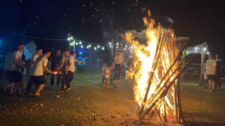 Hoạt động đốt lửa trại tại mô hình du lịc glamping của anh Lê Văn Niên..