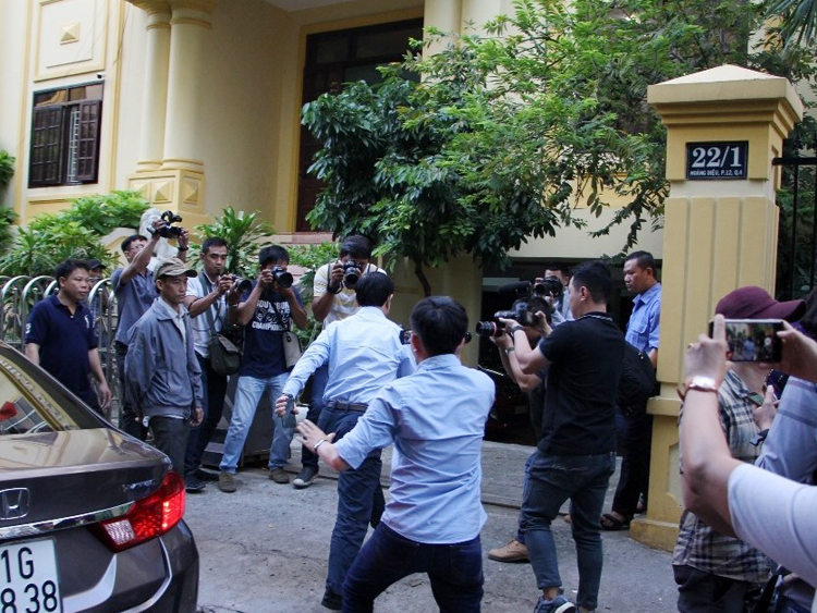 Ông Nguyễn Hữu Linh tới tòa từ rất sớm rồi vội vã vào phòng xử án.