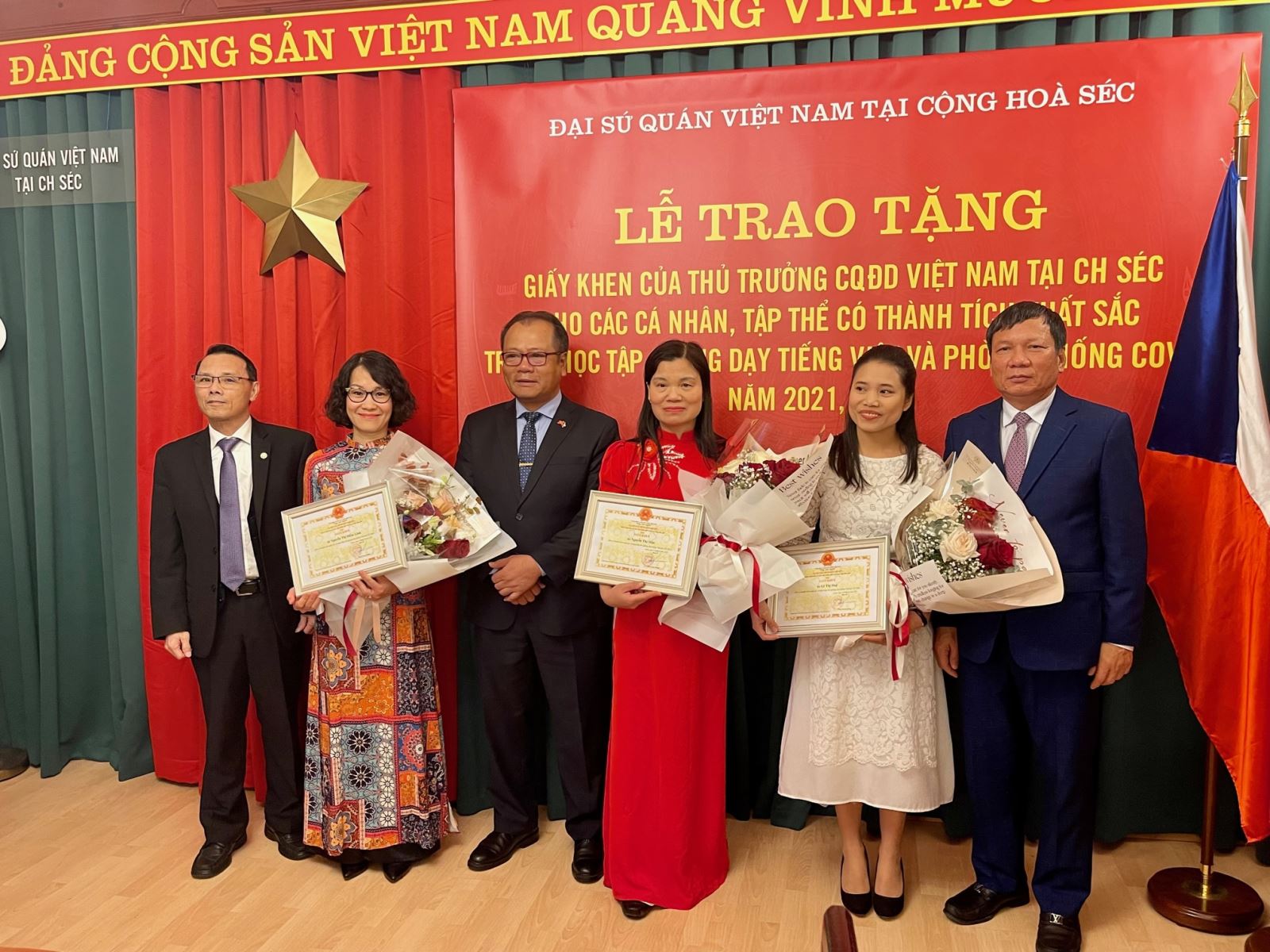 Đại sứ Thái Xuân Dũng trao bằng khen cho các cá nhân có nhiều đóng góp cho hoạt động dạy và học tiếng Việt tại CH Séc.