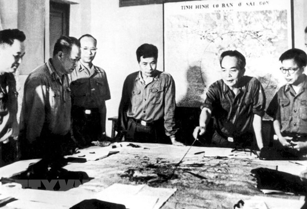 Đại tướng Võ Nguyên Giáp cùng các đồng chí trong Quân ủy Trung ương duyệt phương án tác chiến Chiến dịch Hồ Chí Minh (Hà Nội, 4/1975). (Ảnh TTXVN)