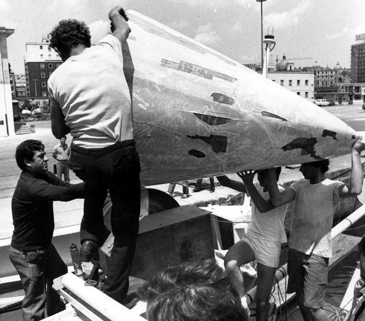 Một phần thân chiếc máy bay DC-9 của Italy bị rơi hồi tháng 6/1980. (Ảnh: AP)